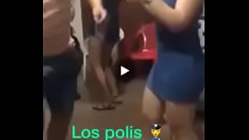 VENEZUELANS DANCING WITH PERUVIAN POLICE BEFORE BEING CULEADAS