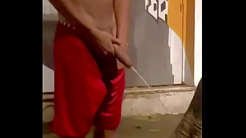 SPY - Boy with a big penis pissing in public - bit.ly/VIDEOSMARRETA