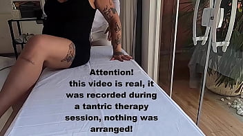 Paciente sendo tocada pelo terapeuta até gozar - Massagem tântrica - VIDEO REAL
